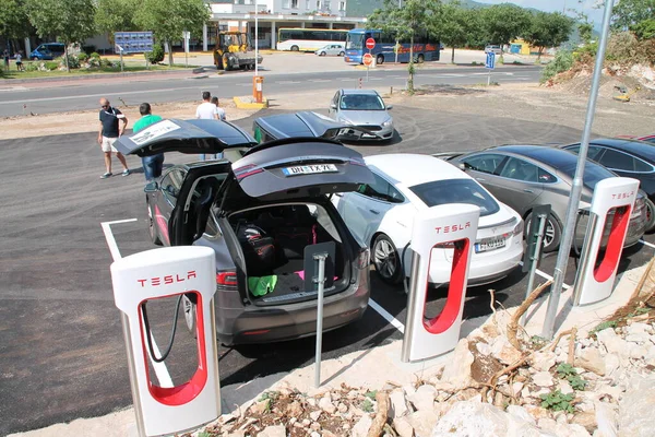 Tesla elektrikli araba şarj istasyonunda.