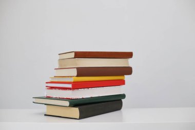 Beyaz arkaplan üzerine kitap yığını