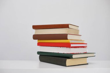 Beyaz arkaplan üzerine kitap yığını
