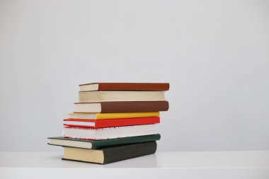 Beyaz arkaplan üzerine kitap yığını