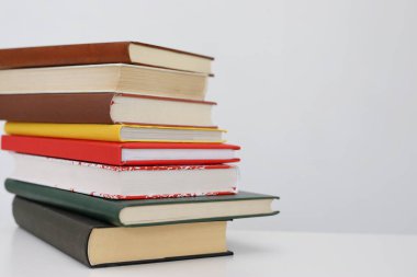 Beyaz arkaplan üzerine kitap yığını