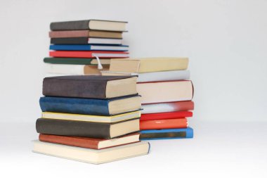 Beyaz arkaplan üzerine kitap yığını