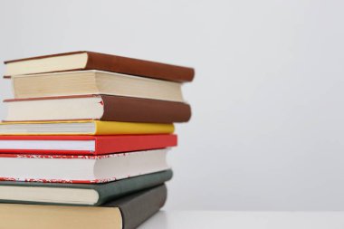 Beyaz arkaplan üzerine kitap yığını