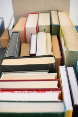 Kitaplar kütüphanede masanın üstünde.