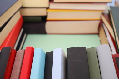 Kitaplar kütüphanede masanın üstünde.