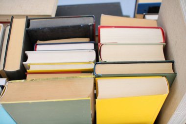 Kitaplar kütüphanede masanın üstünde.