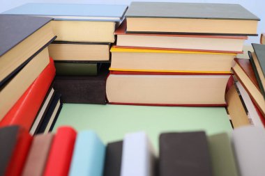 Kitaplar kütüphanede masanın üstünde.