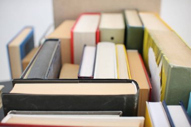 Kitaplar kütüphanede masanın üstünde.