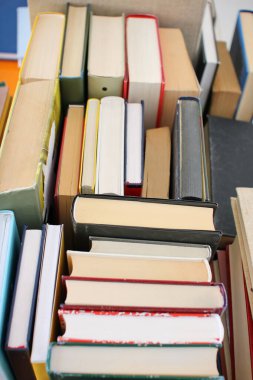 Kitaplar kütüphanede masanın üstünde.