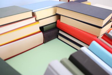 Kitaplar kütüphanede masanın üstünde.