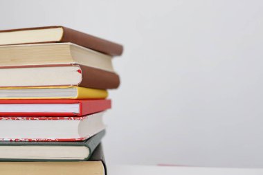 Beyaz arkaplan üzerine kitap yığını
