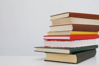 Beyaz arkaplan üzerine kitap yığını