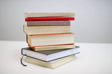Beyaz arkaplan üzerine kitap yığını