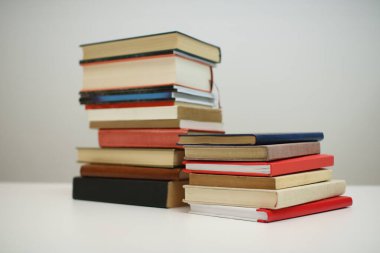 Beyaz arkaplan üzerine kitap yığını