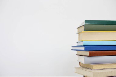 Beyaz arkaplan üzerine kitap yığını