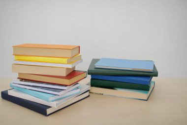 Beyaz arkaplan üzerine kitap yığını