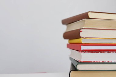 Beyaz arkaplan üzerine kitap yığını