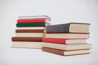 Beyaz arkaplan üzerine kitap yığını