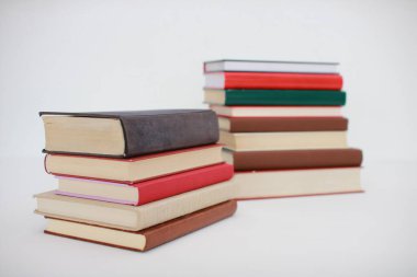 Beyaz arkaplan üzerine kitap yığını