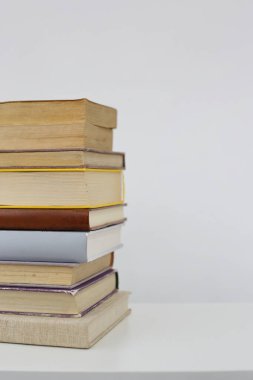 Beyaz arkaplan üzerine kitap yığını
