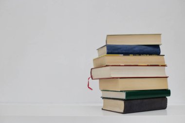 Beyaz arkaplan üzerine kitap yığını