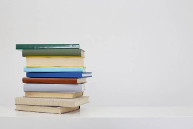 Beyaz arkaplan üzerine kitap yığını