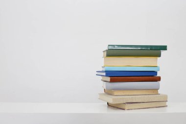 Beyaz arkaplan üzerine kitap yığını