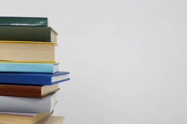 Beyaz arkaplan üzerine kitap yığını