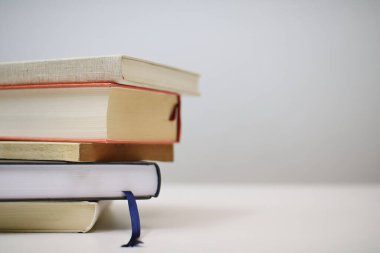 Beyaz arkaplan üzerine kitap yığını