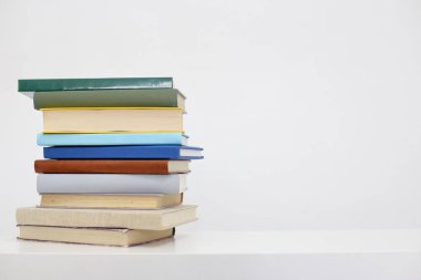 Beyaz arkaplan üzerine kitap yığını