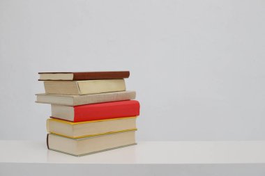 Beyaz arkaplan üzerine kitap yığını