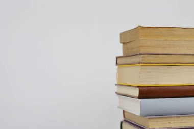 Beyaz arkaplan üzerine kitap yığını