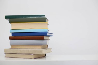 Beyaz arkaplan üzerine kitap yığını