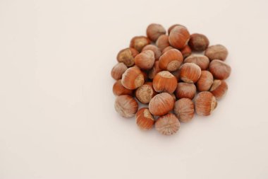 Beyaz arka planda fındıklar