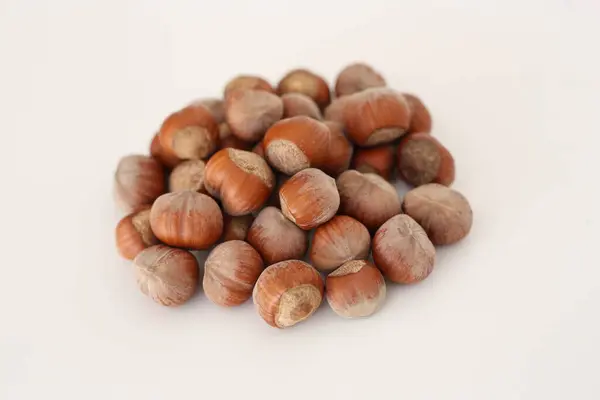 Hazelnuts Белом Фоне — стоковое фото