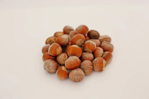 Hazelnuts Белом Фоне — стоковое фото