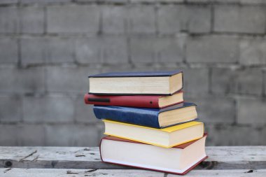 Ahşap bir kutuda kitaplar, endüstriyel bir ortamda kitaplar.