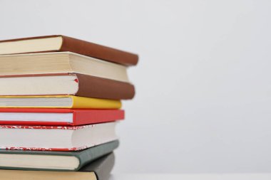  Beyaz arkaplan üzerine kitap yığını