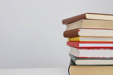  Beyaz arkaplan üzerine kitap yığını