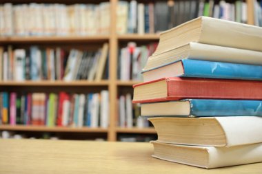 Kitaplar kütüphane masasında.