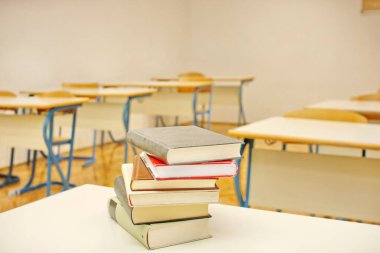 Kitaplar sınıftaki okul masasında.