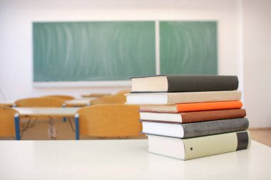 Kitaplar sınıftaki okul masasında.