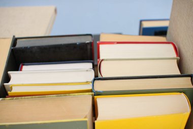 Kitaplar kütüphanede masanın üstünde.