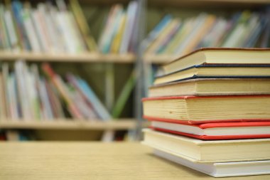 Kitaplar kütüphanede masanın üstünde.