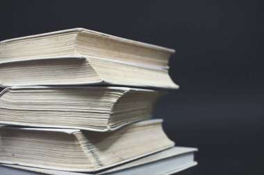 Siyah arkaplan üzerine kitap yığını