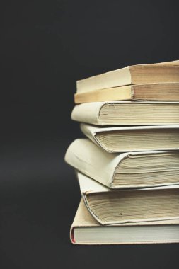 Siyah arkaplan üzerine kitap yığını