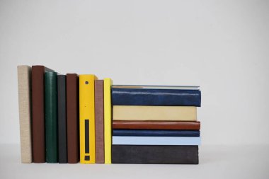 Beyaz arkaplan üzerine kitaplar