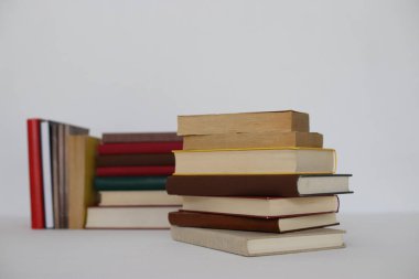 Beyaz arkaplan üzerine kitap yığını