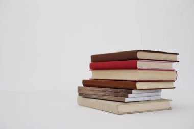 Beyaz arkaplan üzerine kitap yığını