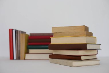 Beyaz arkaplan üzerine kitap yığını